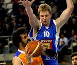 El p�vot checo Hampl tapa el camino a Sonseca durante el Leyma-Andorra.