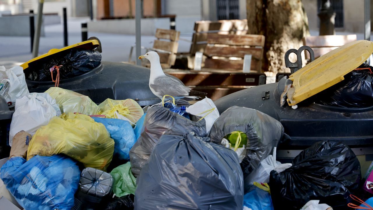 La huelga de la basura se recrudece en A Coruña: ni una sola bolsa ...