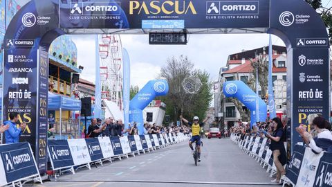 Tom�s Pombo cruzando la meta en Padr�n (2025)