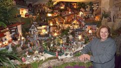 Pepita Abu�n con�el montaje que tiene en su casa de Rianxi�o