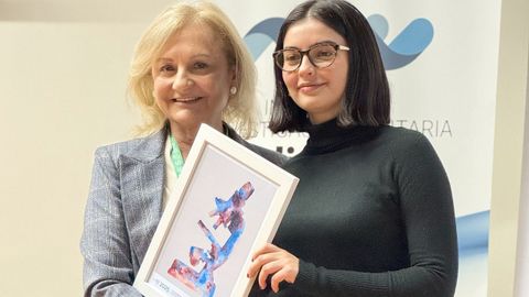 A la derecha, Ux�a Termen�n, con la presidenta de la AECC en Pontevedra