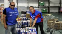 En la imagen, Fernando y Juanjo, dos de los voluntarios del Banco de Alimentos de Ferrol