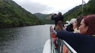 Pasajeros de un catamar�n de la Diputaci�n de Lugo contemplando el ca��n del Sil