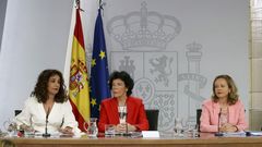 La ministra de Hacienda Mar�a Jes�s Montero; la ministra Portavoz Isabel Cela� y la de Econom�a Nadia Calvi�o, durante la rueda de prensa tras el Consejo de Ministros