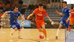 El burelista Al�n conduce el bal�n ante la presi�n de dos futbolistas del M�stoles. 