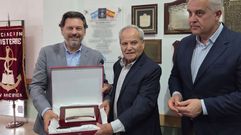 El secretario xeral de Emigraci�n, a la izquierda, junto con el delegado de la Xunta en Argentina, Alejandro L�pez Dobarro, felicit� el centenario al presidente de Finisterre en Am�rica, Ram�n Marcote, hace unos d�as. Adem�s, le entreg� una placa conmemorativa.