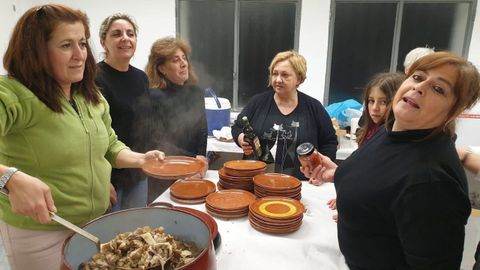 ENTERRO DA SARDI�A EN TRIVES.En Trives hicieron una copiosa cena, con parrilla y postres, para despedir el entroido.