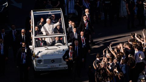 El Papa Le&oacute;n XIV llega en papam&oacute;vil a la Plaza de Cibeles, a 7 de junio de 2026, en Madrid (Espa&ntilde;a
