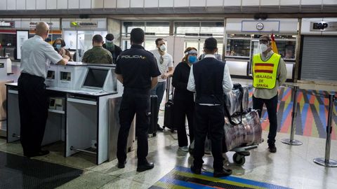 Algunas de las personas de las 376 que volaron a Madrid el día 4 desde Caracas en el cuarto vuelo de repatriación