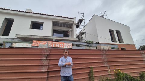 Jos� Manuel Castro, fundador de la compa��a, durante el recorrido por una de las promociones.