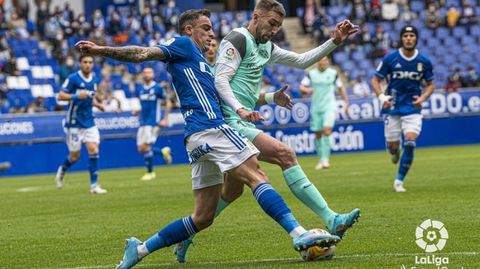 Daro Poveda y Carlos Isaac disputan un baln durante el Oviedo-Huesca de la 21/22