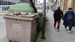 Contenedores en una calle de Viveiro