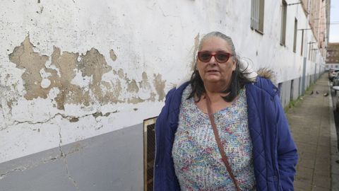 Isabel Riveiro, presidenta de la Asociaci�n de Vecinos de Recimil, junto a una fachada con desperfectos.