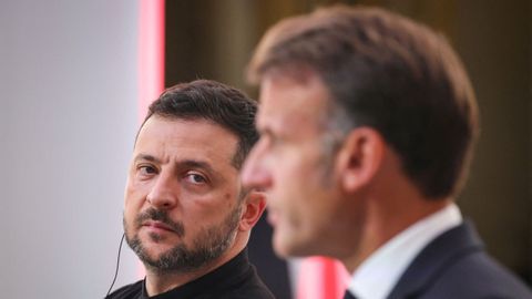 De izquierda a derecha, el presidente de Ucrania, Volod�mir Zelenski, y su hom�logo franc�s, Emmanuel Macron, tras la reuni�n en Par�s de la Coalici�n de Voluntarios.