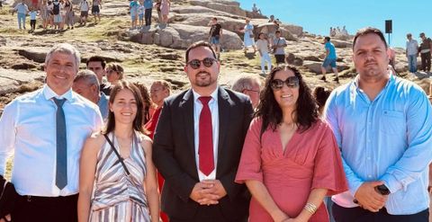 El exalcalde y portavoz del PSOE, Iago Toba (en el centro), posa con los compa�eros de la agrupaci�n socialista el pasado domingo, d�a 13, en las inmediaciones del santuario de A Barca, justo un d�a antes de la trifulca.