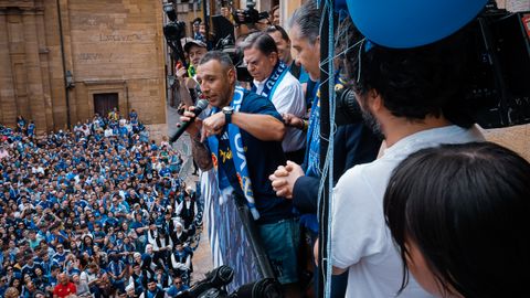 Santi Cazorla durante la celebraci�n del ascenso a Primera Divisi�n del Real Oviedo