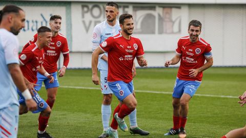 Lucas, en el centro de la imagen, provoca la sonrisa de sus compaeros tras el gol ourensanista