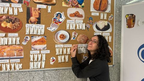 Lidia, junto a uno de los murales que hay en la sala de espera de su consulta