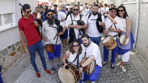 M�sicos e veci�os x�ntanse para tocar e cantar.