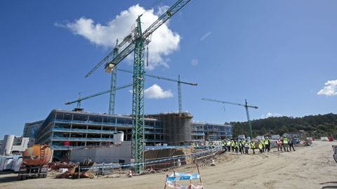 EL PRESIDENTE DE LA XUNTA ALFONSO RUEDA Y EL ALCALDE DE PONTEVEDRA MIGUEL ANXO FERNANDEZ LORES VISITAN LAS OBRAS DEL HOSPITAL GRAN MONTECELO