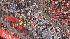 Aficionados del Celta, en una visita anterior al Athletic Club en San Mam�s.