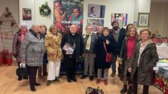 El arzobispo Fancisco Jos� Prieto, durante su visita a la tienda solidaria de Manos Unidas en Santiago.