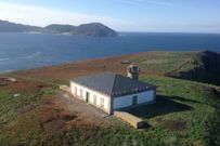 La nueva cubierta del edificio del faro, con el Porto de Bares al fondo. 