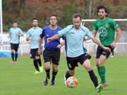 Fran se lleva el bal�n en el partido de ayer en A Fieiteira. 