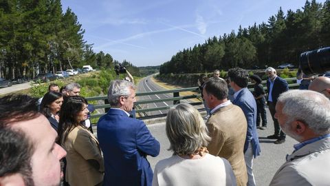 El presidente Alfonso Rueda ante el corredor de Sarria cuando en junio del 2024 anunció el inicio del estudio informativo