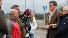 Besteiro, con Tom� saluda a miembros del partido que le aguardaban en el puerto seco