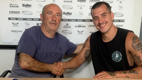 Alberto Mariano y Jorge Queiruga sellan el acuerdo para la renovación.