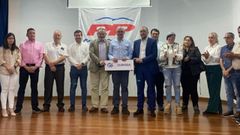 Presentaci�n de la candidatura encabezada por Jos� Manuel Pol Gonz�lez (en el centro, con el letrero). El cuarto por la izquierda en la imagen (con camisa blanca) es Jos� Miguel Gonz�lez Lemos, que fue candidato a la alcald�a de Monforte en el 2019, pero renunci� antes de las elecciones