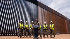 Kristi Noem, ante la valla fronteriza con México.