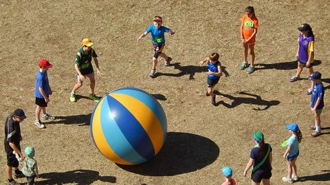 Excluir a alguien de los juegos de grupo es una de las formas que puede revestir el acoso