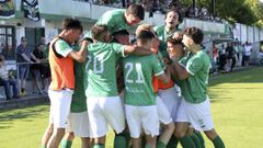 Los jugadores del Mugardos celebrando su gol en un partido que acab� en empate.