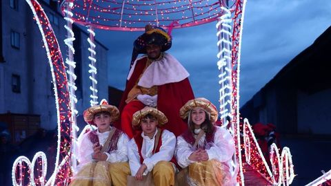 Pajes con el Rey Baltasar en la carroza que cerraba el recorrido