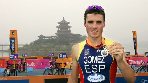 G�mez Noya posa con la medalla de oro obtenida en la prueba celebrada en el circuito ol�mpico de Pek�n (2007)