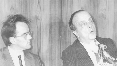 El presidente nacional de Alianza Popular, Manuel Fraga Iribarne, acompaado de Antonio Hernndez Mancha, presidente regional de Andaluca 