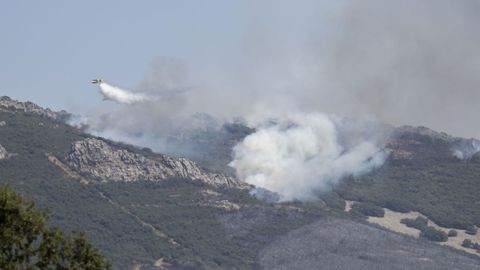 Medios a�reos trabajan en la extinci�n del fuego forestal declarado en una finca agr�cola en Retuerta del Bullaque (Ciudad Real)
