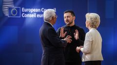 El presidente ucraniano, Volodímir Zelenski, conversa con la presidenta de la Comisión Europea, Ursula von der Leyen, y con el presidente del Consejo Europeo, António Costa