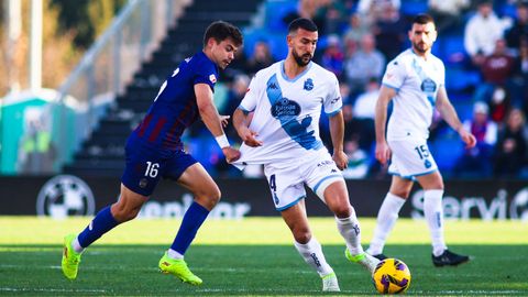 El local Masca agarra de la camiseta a Pablo Martnez en un lance del partido