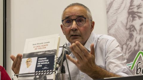 Xosé Ricardo Losada, na presentación en Rianxo da súa anterior novela