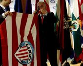 Bouso, colocando la bandera del Lugo en la sede de la LFP; a su espalda, la del Santander.