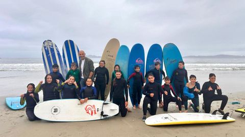 Alumnos de varios centros educativos de O Porri�o participaron esta semana en las jornadas de surf de la Operaci�n Ola celebradas en la playa de Patos.