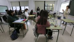Alumnos del IES A Basella de Vilanova recibiendo una charla sobre prevenci�n del coronavirus en una foto de archivo