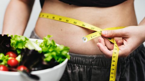 Cinta m�trica midiendo el vientre