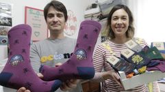 Ana plasm� en los calcetines el entroido de Laza, del que Fran es un apasionado