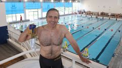 Codesido muestra las �ltimas medallas logradas en el Campeonato Gallego de verano. Para este santiagu�s de 67 a�os el objetivo, dice, �no es la competici�n, sino que disfruto much�simo entrenando�. Visita la piscina seis d�as a la semana (incluso si est� de viaje), adem�s de ir un par de d�as al gimnasio, y en los �ltimos 12 meses ya super� los 800 kil�metros a nado.