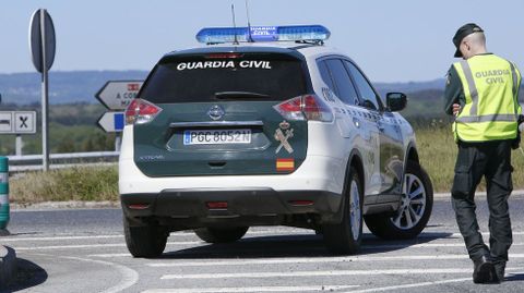 Fotograf�a de archivo de un agente de la Guardia Civil de tr�fico en una carretera de la provincia de Lugo