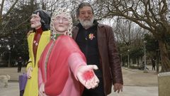 Lombera posa junto a su escultura de las hermanas Fandi�o que restaur� el a�o pasado